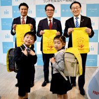 ジェッツ印で交通安全　市川の新１年生にランドセルカバー