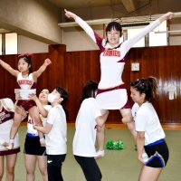 練習に熱が入る「フラワーズ」のメンバーら