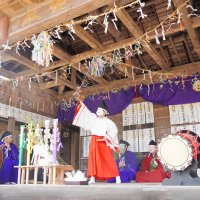 古式ゆかしく演じられた、春恒例の「熊野神社の神楽」＝２０日、旭市