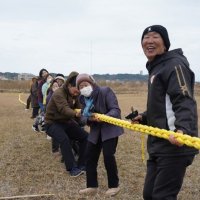 熱戦で盛り上がる、旭こども見守り隊の椎名代表（右）ら＝８日、旭市