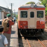 引退する旧国鉄時代の旧型ディーゼル車両「キハ５２形１２５号車」。「惜別キハ５２」のヘッドマークが付けられた＝２７日、大多喜町のいすみ鉄道大多喜駅