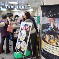 千葉の新グルメ「黒アヒージョ」　京成千葉駅前でＰＲイベント　午後の紅茶とコラボ
