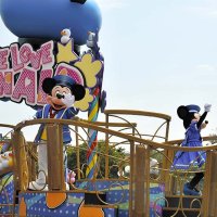 いつもの主役の位置から一歩引き、ドナルドをたたえるフロートに乗るミッキーマウス（左）。右はミニーマウス＝７日、浦安市の東京ディズニーランド
