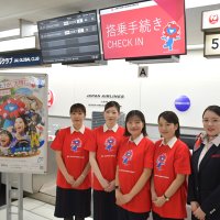 万博開幕でＪＡＬ　オリジナルＴシャツ着用　ミャクミャクあしらう　成田空港