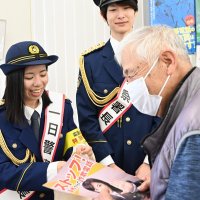 行員２人が一日署長に　千葉銀と千葉興銀　年金支給日に詐欺対策、市原署
