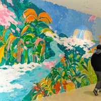 舞い散る桜旅路巡って　成田空港に壁画アート