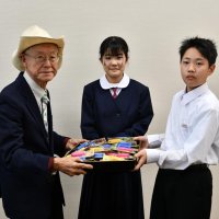 水上スキークラブが新入生に防犯ブザー　香取・小見川中へ寄贈