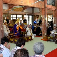 将軍に思いはせ練り歩き　伝統行事「上総五十座」　勝浦・長慶寺