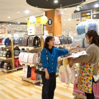 ランドセル商戦千葉県内早くも　多彩な色、軽いタイプ人気　ＧＷ向け品ぞろえ強化
