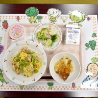 津田仙メニューとして並んだ洋風ちらしずし、ブロッコリーとカリフラワーのサラダ、野菜チップス、イチゴのプリン