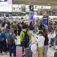 国際線の搭乗手続きを待つ長い列ができた成田空港第２ターミナル＝２５日午後、成田市