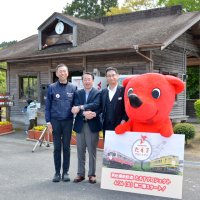 たすきプロジェクト第２弾企画を発表した（左から）石川社長、千葉銀の米本努頭取、古竹社長