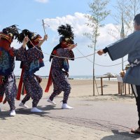 大漁や海の安全を祈願して披露された神子舞＝２９日午前、九十九里町の片貝中央海岸