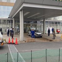 病院に突っ込んだ後、現場から運び出された車。前の部分が大きくへこんでいる=１０日午後３時３５分ごろ、船橋市の千葉徳洲会病院