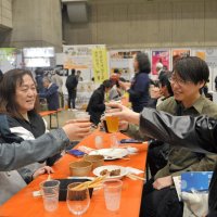 ビアＥＸＰＯで思い思いに試飲を楽しむ来場者＝千葉市美浜区の幕張メッセ
