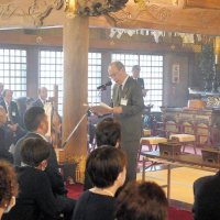 法要で会員らを前に銚子木國会の趣意書を読み上げる濱口会長＝６日、銚子市