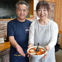 母から受け継いだ勝浦タンタンメンのチャーシューメンを紹介するはらだ富里店のきよみさん（右）と博之さん＝富里市
