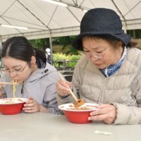 全国各地から集結した有名店のラーメンを味わう来場者