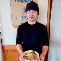 「特製塩らぁめん」をはじめ、こだわりの塩ラーメンを提供する桜井さん＝市原市