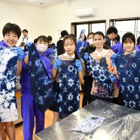 仲良く藍染めに挑戦　神崎中歌や踊りの歓迎も　【千葉県内の中学生、台湾の同世代と交流】