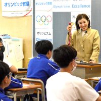 生徒らにＷ杯の金メダルを見せる伊藤さん