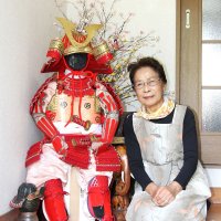 自宅に飾っている手作り甲冑と岡崎さん＝南房総市