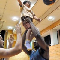 選手に持ち上げられてシュートを決める子ども＝１０日、大多喜町