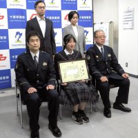 高齢女性を保護した佐藤紬音さん（前列中央）に感謝状が贈られた＝４月２８日、千葉北署