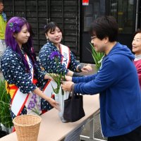 来園者にハナショウブの苗をプレゼントするミスあやめ（左）