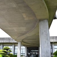 夷隅川の蛇行を表した玄関ひさしの造形