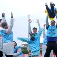 ゴールを決めて喜ぶ参加者と（右から）鈴木選手、遠藤選手