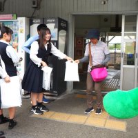 君商生「痴漢、詐欺に注意を」　富津、駅前で被害防止訴え