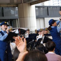 腕をつかまれたときの護身術講座も行った＝１０日、千葉市中央区の京成千葉駅西口前広場
