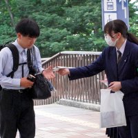 県立土気高校の生徒らによる啓発活動＝６日、千葉市緑区のＪＲ鎌取駅