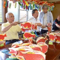 鯛ちょうちんに持ち手の竹を付ける氏子ら＝２３日、茂原市