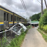 踏切でダンプと電車衝突　運転者重傷、３３本運休　山武