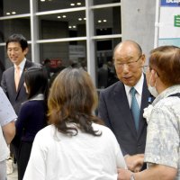 地元で開いた集会後に小林氏（左）とともに支援者と触れ合う豊田氏＝２３日、八千代市