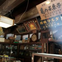 １８９７年に再建された店蔵には商店として営業していたまま残っている＝２２日、東金市