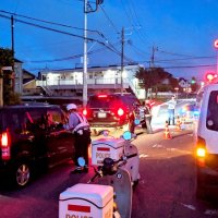 飲酒検問をする市原署の警察官＝２５日午後７時半ごろ、市原市山田橋３（画像の一部を加工しています）