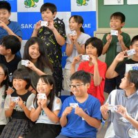 「子供自転車免許証」を受け取り喜ぶ竜角寺台小学校の児童＝２７日、栄町
