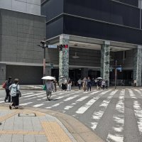 気温が３０度を超えた千葉市中央区内では日傘を使う人が目立つ＝１６日午前１１時過ぎ
