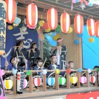境内に響き渡った地域の子どもらによるおはやし。伝統行事を盛り上げた＝２９日、御宿町