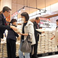 イオン、千葉県内でも備蓄米販売開始　「５キロ２１３８円」　開店前から行列、５時間半で２７００袋完売