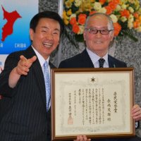 県民栄誉賞を受賞し、県庁で開かれた表彰式に出席した長嶋さん（右）。左は当時知事だった森田健作氏＝２０１３年５月３１日