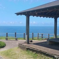 崖上の展望台＝１０日、勝浦市