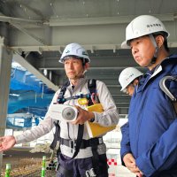 千葉リハビリテーションセンターの建設現場を視察する小山労働局長（右）＝２４日午後、千葉市緑区
