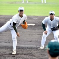 守備練習に汗を流す専大松戸の投手たち。背番号「１」の黒田ら複数の好投手がそろう