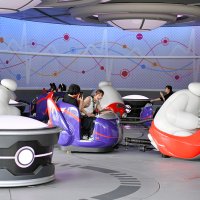 「ミセス―」のテーマソングが流れるアトラクション「ベイマックスのハッピーライド」＝１日、東京ディズニーランド