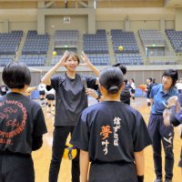 中学生たちは石井さん（中央）からパスの指導も受けた