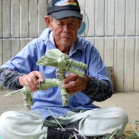 マコモ馬を作る藤田さん（市原歴史博物館提供）